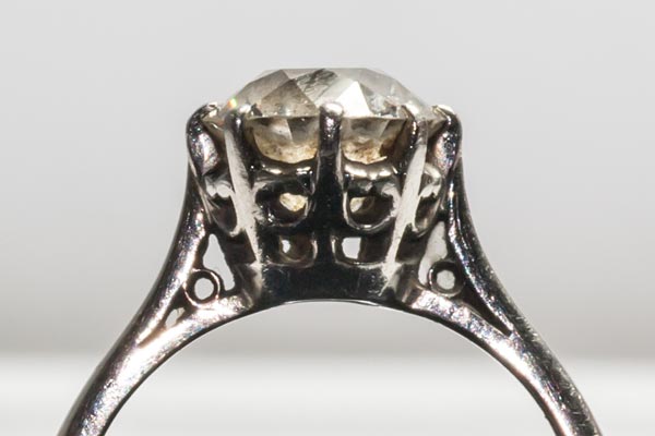 洗浄前はダイヤの裏側に汚れがあります