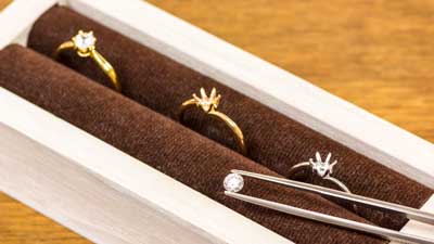 婚約指輪とダイヤモンドのカラー