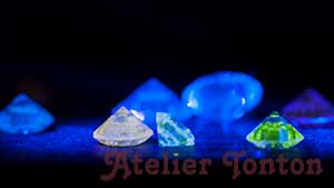 紫外線で光るダイヤモンドの蛍光性