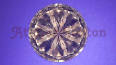 天然ダイヤモンドの交差偏光下