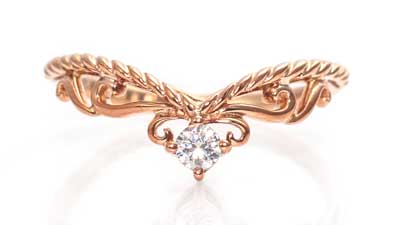 華やかな蝶が羽を広げたようなエンゲージリング