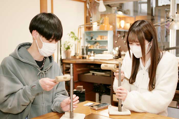 マリッジリング手作り指輪をたたいて丸くします