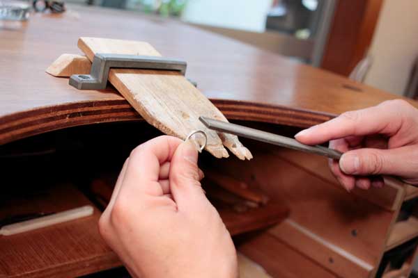 手作り結婚指輪　やすりがけ