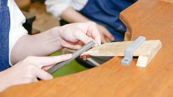 メタルコースの手作りやすりがけ