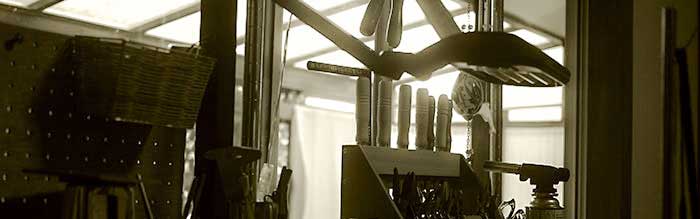 アトリエトントンの彫金机