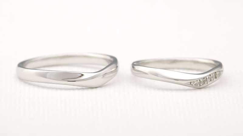 シンプル＆ゆるやかウェーブの結婚指輪
