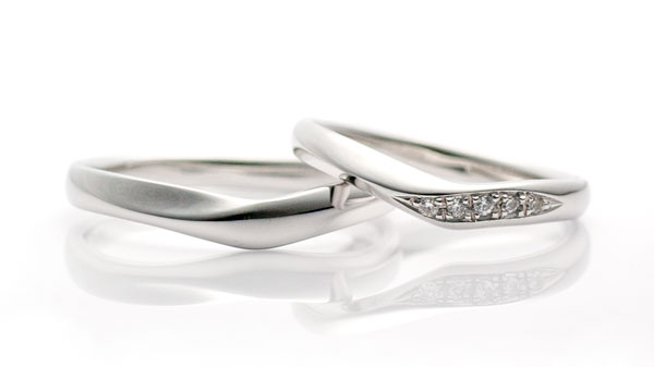 優しいラインで上品な華やかさの結婚指輪