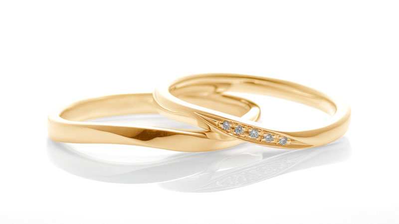 シャープなウエーブの18金の結婚指輪ライラック