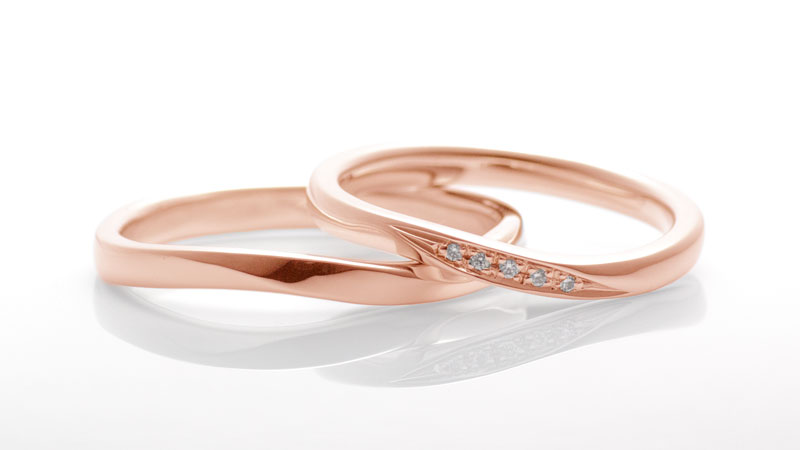 シャープなウエーブの結婚指輪ライラック、K18（ピンク）