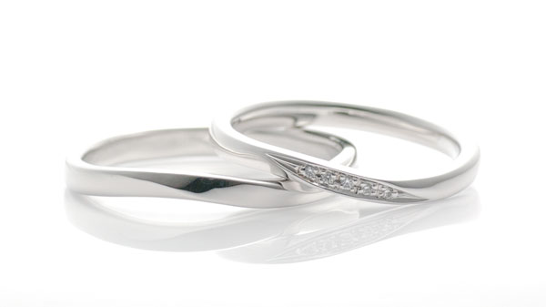 すっきりシャープなウェーブラインの結婚指輪