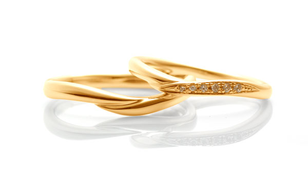 優しく重なる適度なゆるやかラインの18金の結婚指輪「ねむの木」