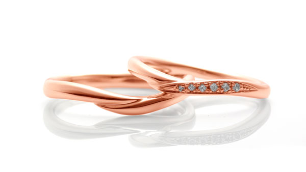 優しく重なる適度なゆるやかラインの結婚指輪「ねむの木」、K18（ピンク）