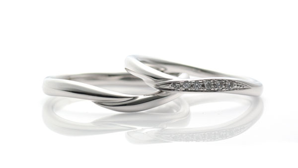 優しく重なる適度なゆるやかラインの結婚指輪