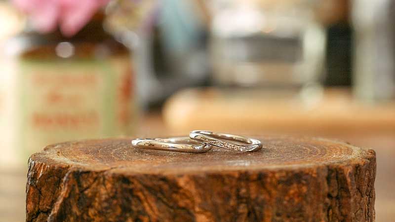 シンプル＆ゆるやかウェーブの結婚指輪