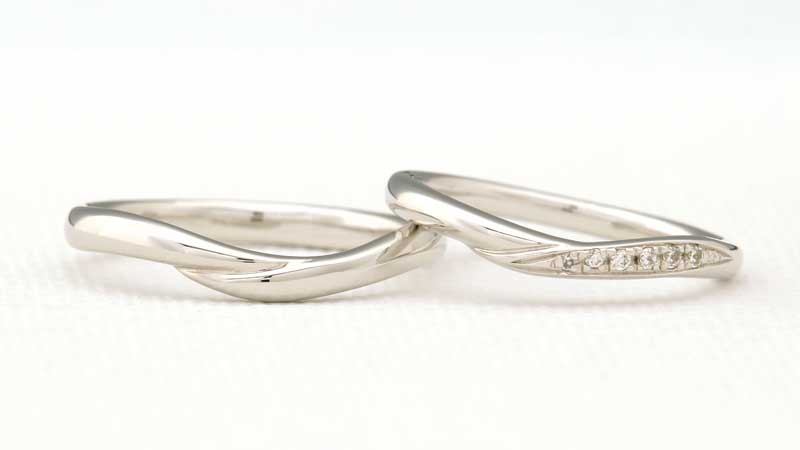 シンプル＆ゆるやかウェーブの結婚指輪