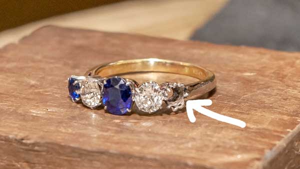 サファイアリングの石はずれ