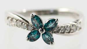 蛍光灯で照らしたアレキサンドライトのプラチナリング