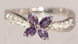 白熱灯で照らしたアレキサンドライトのプラチナリング