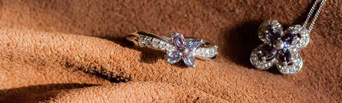 宝石　アレキサンドライトをセットした指輪