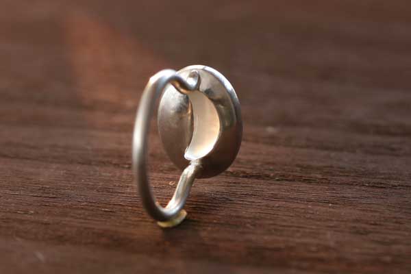 ムーンストーンリング　月の形で裏を抜きました